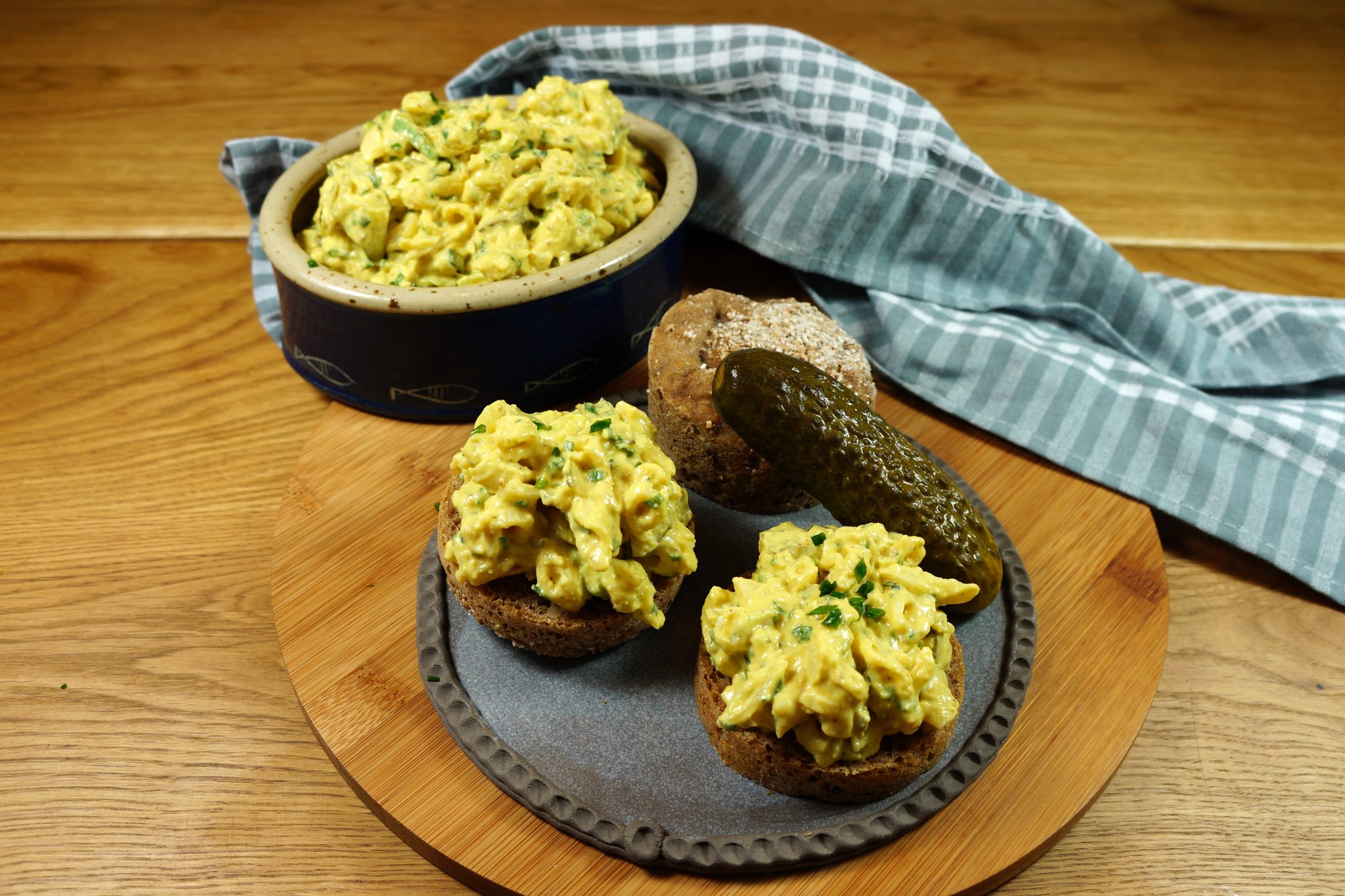 Vegane Eiergerichte gekochtes Ei, Rührei und Eiersalat